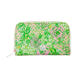 Travel Beautifully with Lilly Pulitzer! 🌴✈️
