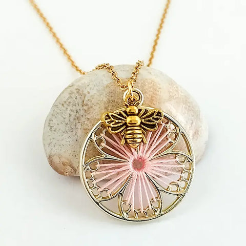 🌸Daisy Bee Necklace – Sweet Briar Charm